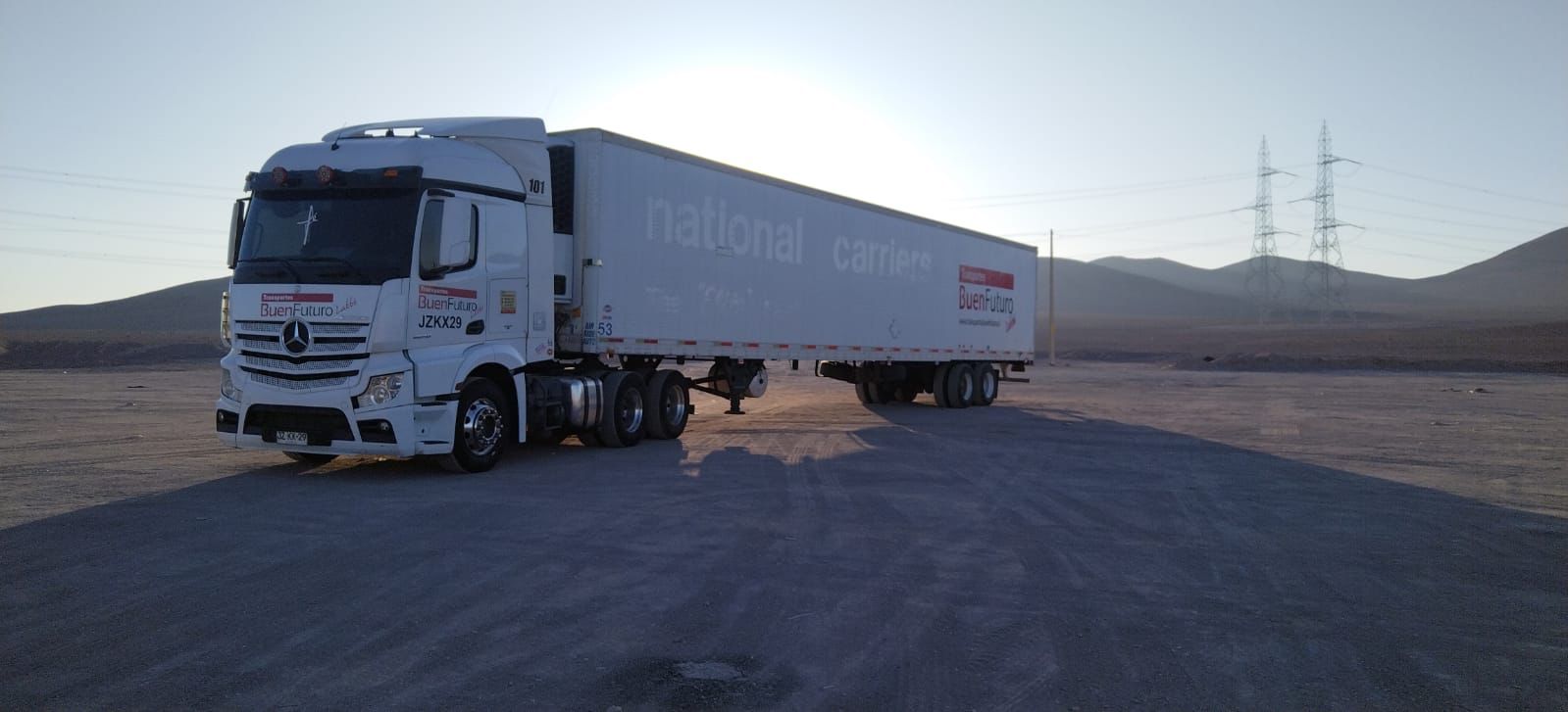 Camión de carga de Transportes Buen Futuro al atardecer