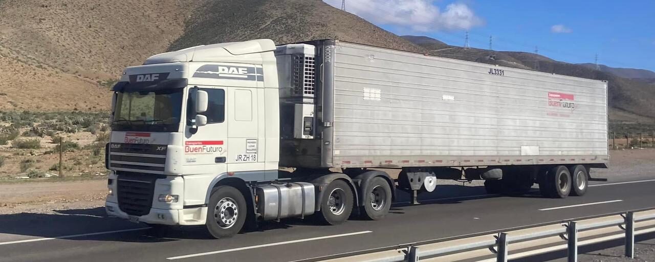 Camión frigorífico circulando por carretera nacional