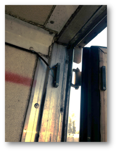 Sensor de apertura instalado en puerta de rampla